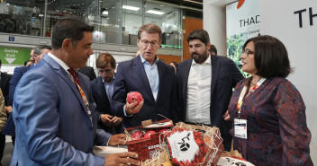 Alberto Núñez Feijóo visita la Feria Fruit Attraction 2023, en IFEMA