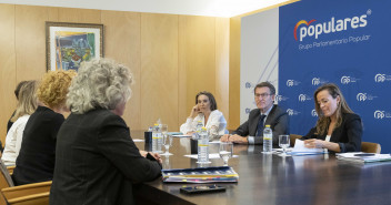  El presidente del Partido Popular, Alberto Núñez Feijóo, se reúne con la Alianza Contra el Borrado de las Mujeres
