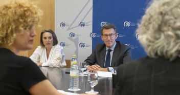  El presidente del Partido Popular, Alberto Núñez Feijóo, se reúne con la Alianza Contra el Borrado de las Mujeres