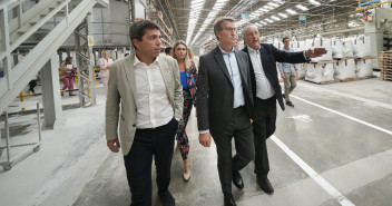Alberto Núñez Feijóo y Carlos Mazón en las instalaciones de TAU Cerámica del grupo Pamesa
