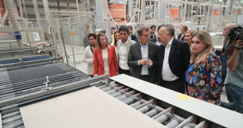 Alberto Núñez Feijóo y Carlos Mazón en las instalaciones de TAU Cerámica del grupo Pamesa