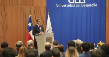 Alberto Núñez Feijóo durante una conferencia en la Universidad del Desarrollo de Santiago de Chile