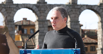 Elías Bendodo atiende a los medios de comunicación en Segovia