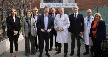 Alberto Núñez Feijóo visita la Casa de Ronald McDonald en Madrid