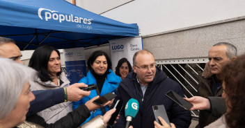 Miguel Tellado compareciendo ante los medios en Lugo. 