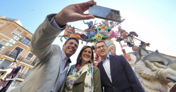 Alberto Núñez Feijóo en las Fallas junto a Carlos Mazón y Mª José Catalá