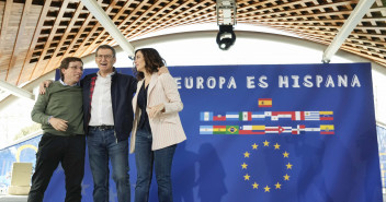 Alberto Núñez Feijóo, José Luis Martínez Almeida e Isabel Díaz Ayuso en el acto Europa es hispana