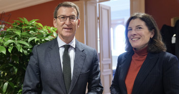 Alberto Núñez Feijóo se reúne con Karim Enström, secretaria general del Partido Moderado en Estocolmo