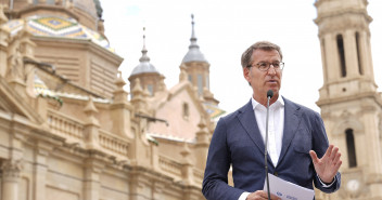 Alberto Núñez Feijóo atiende a los medios de comunicación en Zaragoza 