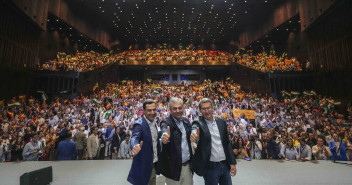 Alberto Núñez Feijóo en un acto en Sevilla, junto a Juanma Moreno y José Luis Sanz