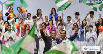 Alberto Núñez Feijóo en un acto en Sevilla, junto a Juanma Moreno y José Luis Sanz