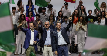 Alberto Núñez Feijóo en un acto en Sevilla, junto a Juanma Moreno y José Luis Sanz