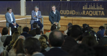 Alberto Núñez Feijóo en un acto en la Ciudad de la Raqueta con el alcalde de Madrid, Almeida, y Toni Nadal.