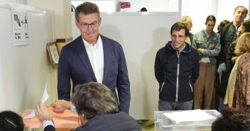 Alberto Núñez Feijóo ejerciendo su derecho al voto en Madrid 