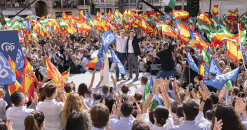 Alberto Núñez Feijóo y Juanma Moreno en el acto en defensa de la igualdad en Málaga
