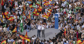 Alberto Núñez Feijóo y Juanma Moreno en el acto en defensa de la igualdad en Málaga