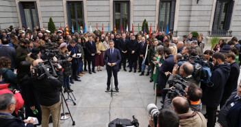 Alberto Núñez Feijóo atiende a los medios de comunicación en el día de la Constitución 