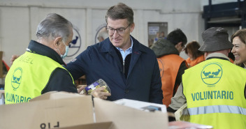 Alberto Núñez feijóo y Ana Alós en una visita al Banco de Alimentos