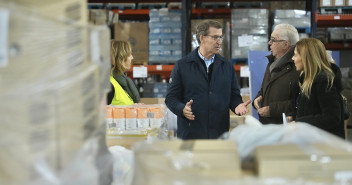 Alberto Núñez feijóo y Ana Alós en una visita al Banco de Alimentos