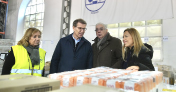 Alberto Núñez feijóo y Ana Alós en una visita al Banco de Alimentos