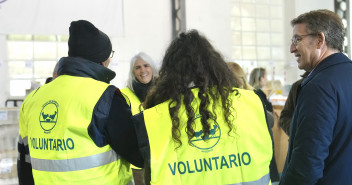 Alberto Núñez feijóo y Ana Alós en una visita al Banco de Alimentos