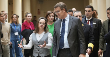 Alberto Núñez Feijóo y Mar Galcerán en el pleno del Congreso celebrada en el Senado