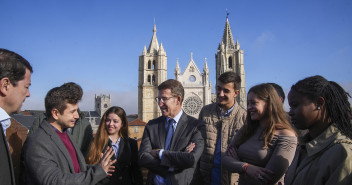 Feijóo con estudiantes, tras un acto de Educación en León