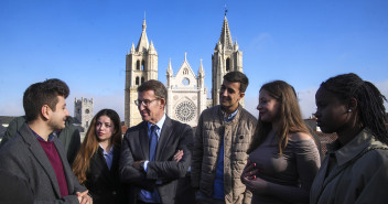 Feijóo con estudiantes, tras un acto de Educación en León