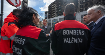 Alberto Núñez Feijóo visita el edificio incendiado en Valencia
