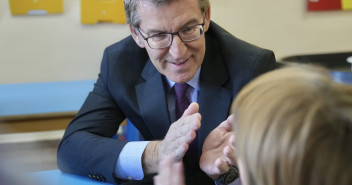 Alberto Núñez Feijóo visita un centro de educación, en Valladolid 