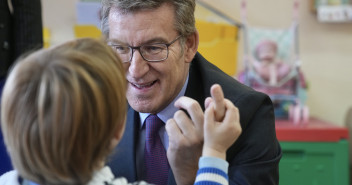 Alberto Núñez Feijóo visita un centro de educación, en Valladolid 