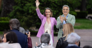 Cuca Gamarra y Javier de Andrés, durante un acto electoral en Vitoria-Gasteiz