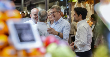 Alberto Núñez Feijóo pasea por el Mercado del Ninot de Barcelona