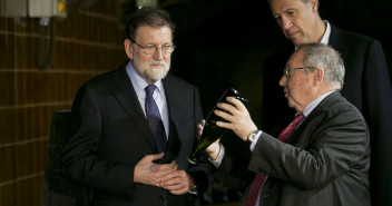 El presidente del Gobierno, Mariano Rajoy, visita junto al candidato del PP a la Generalitat, Xavier García Albiol, las bodegas 