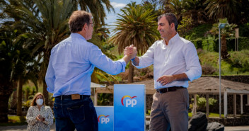 Alberto Núñez Feijóo en su visita a Santa Cruz de Tenerife, acompañado de Manuel Domínguez, presidente del PP de Canarias