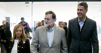 El presidente del Gobierno y del PP, Mariano Rajoy, junto a Xavi García Albiol y Marisa Xandri