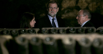 El presidente del Gobierno, Mariano Rajoy, visita junto al candidato del PP a la Generalitat, Xavier García Albiol, las bodegas 