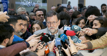 El presidente del Gobierno y del PP, Mariano Rajoy, atiende a los medios en Lleida