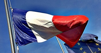 las banderas de Francia y la Unión Europea a media asta