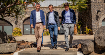 Alberto Núñez Feijóo a su llegada al acto celebrado en Santa Cruz de Tenerife, acompañado de Manuel Domínguez, presidente del PP de Canarias y Emilio Navarro, presidente del PP de Tenerife