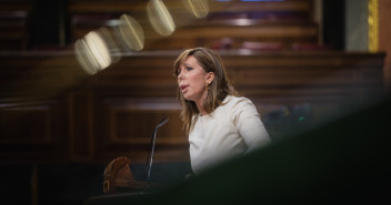 La diputada del Partido Popular, Alicia Sánchez-Camacho, durante su intervención en el Pleno