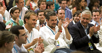 Javier Dorado, Ángel González y Javier Arenas durante la intervención de Beatriz Jurado