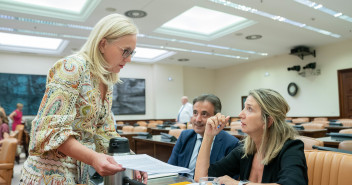 Alicia García y Teresa Angulo durante la Comisión