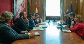 Jaime de Olano, Luis Santamaría y Ana Zurita durante la reunión con alcaldes de la provincia de Barcelona.