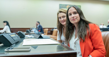 Valentina Martínez y Belén Hoyo en la Comisión de Asuntos Exteriores