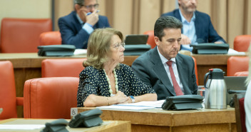 Los diputados Elvira Rodríguez y Víctor Píriz en la Comisión de Presupuestos 