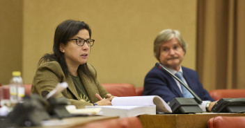 La diputada Ana Vázquez en el debate del dictamen en la Comisión de los PGE 2023, junto a Jaime Mateu