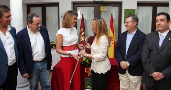 Cospedal recibe el bastón de mando de la alcaldesa de Nambroca