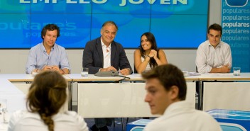 Esteban González Pons preside una reunión con NNGG sobre Empleo