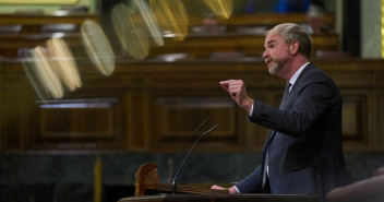 Óscar Clavell en el debate de la moción del Grupo Popular en el Congreso 